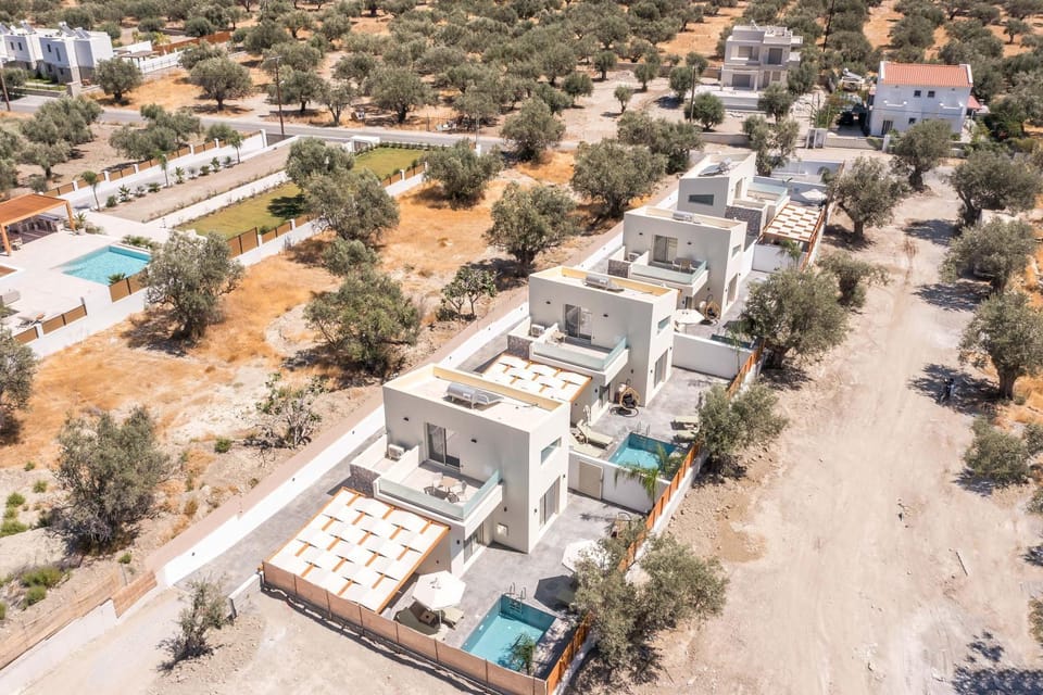 Property building, Day, Neighbourhood, Natural landscape, Bird's eye view, Swimming pool, Location