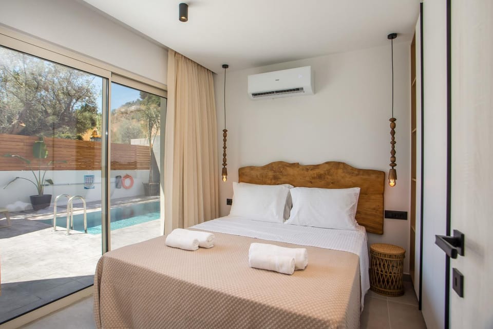 Bed, Photo of the whole room, Bedroom, Pool view, Swimming pool, towels, air conditioner
