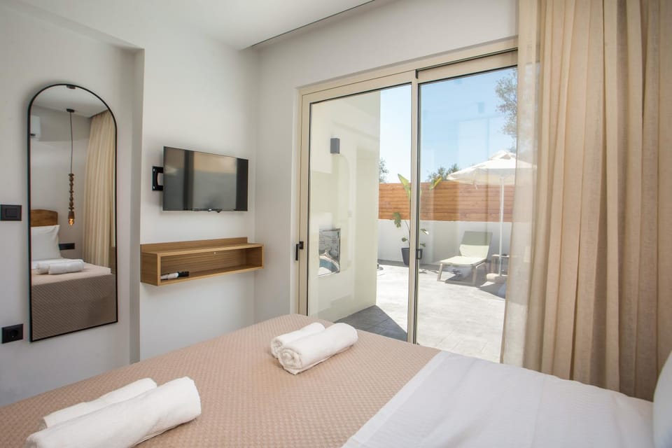 Bed, TV and multimedia, Photo of the whole room, Bedroom, towels