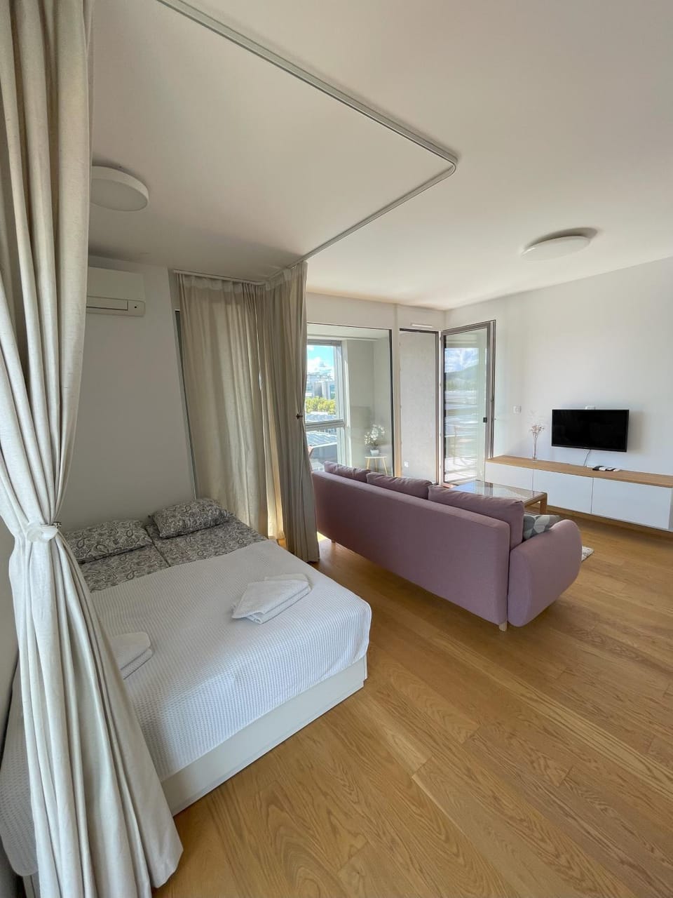 Bed, TV and multimedia, Living room, Photo of the whole room, Seating area, Bedroom, towels