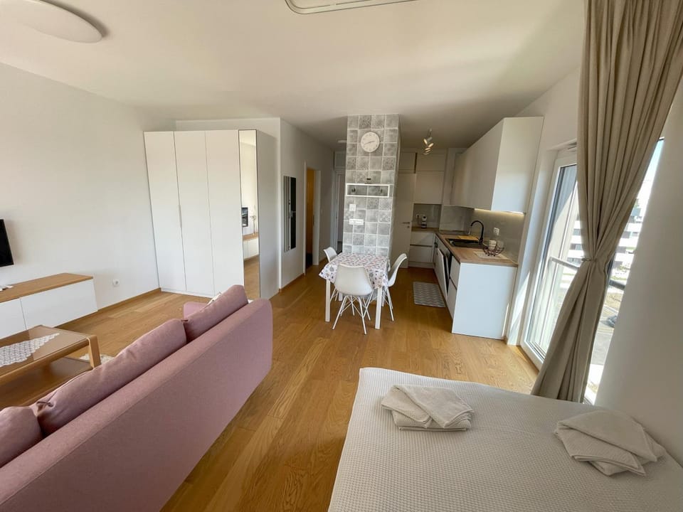 Bed, TV and multimedia, Kitchen or kitchenette, Living room, Photo of the whole room, Seating area, Dining area, Bedroom, oven, towels, wardrobe