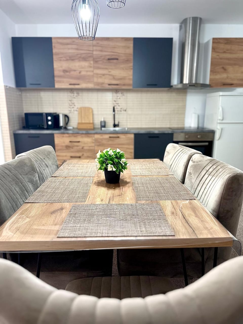 Kitchen or kitchenette, Dining area