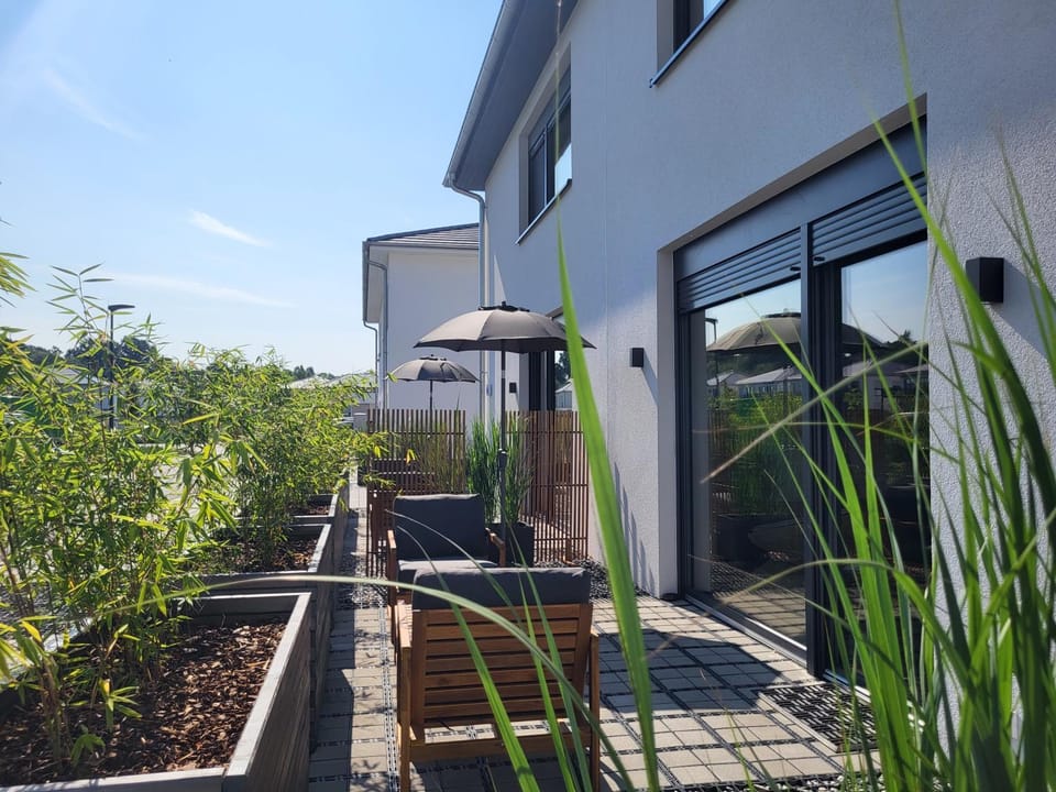 Property building, Balcony/Terrace, Living room