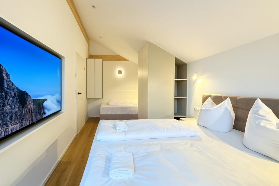 Bed, TV and multimedia, Photo of the whole room, Bedroom