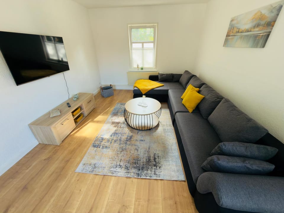 TV and multimedia, Living room, Seating area, Evening entertainment