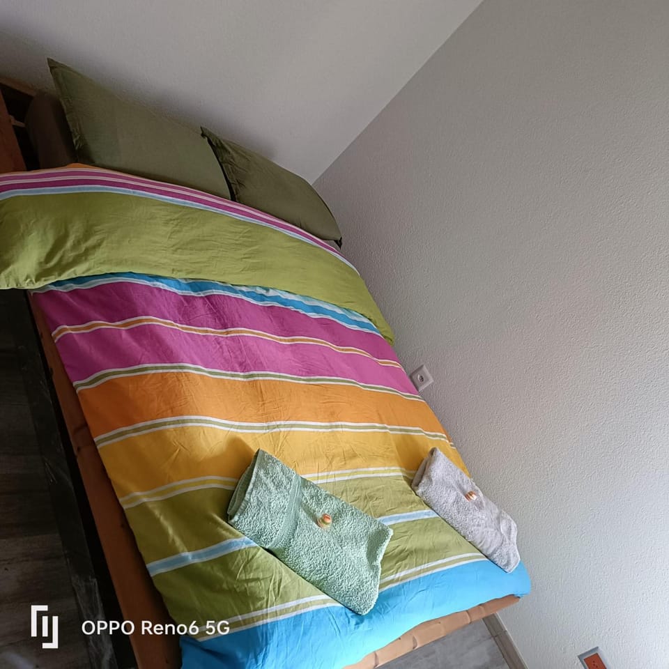 Bed, Bathroom, Bedroom, towels