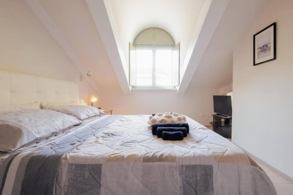 Bed, Photo of the whole room, Bedroom, towels