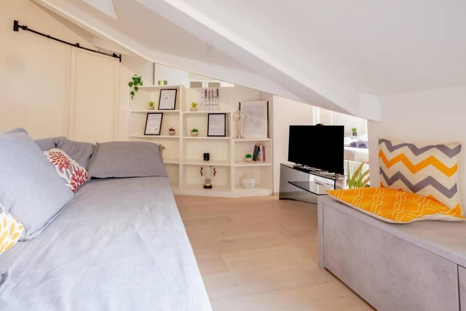 Communal lounge/ TV room, Bed, Living room, Evening entertainment