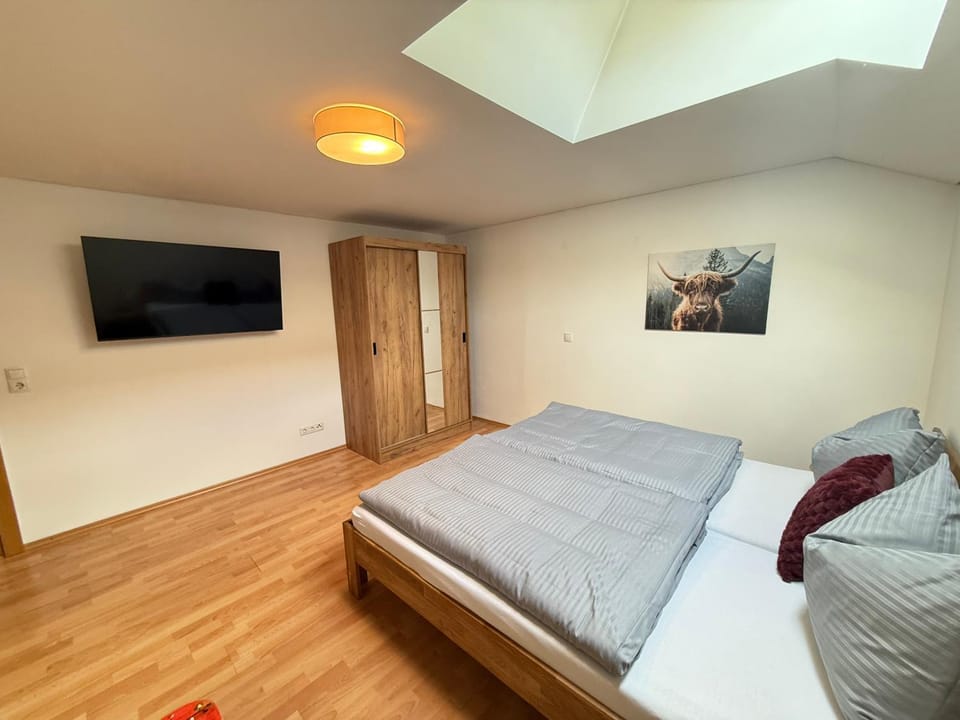 Bed, TV and multimedia, Photo of the whole room, Bedroom, wardrobe