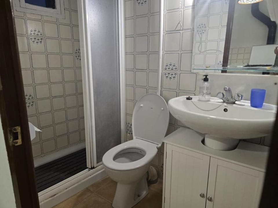 Shower, Toilet, Bathroom, towels