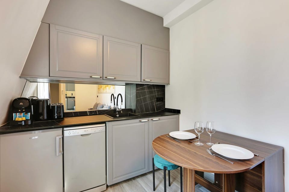 Kitchen or kitchenette, Dining area