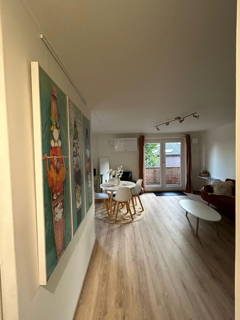 Seating area, Dining area