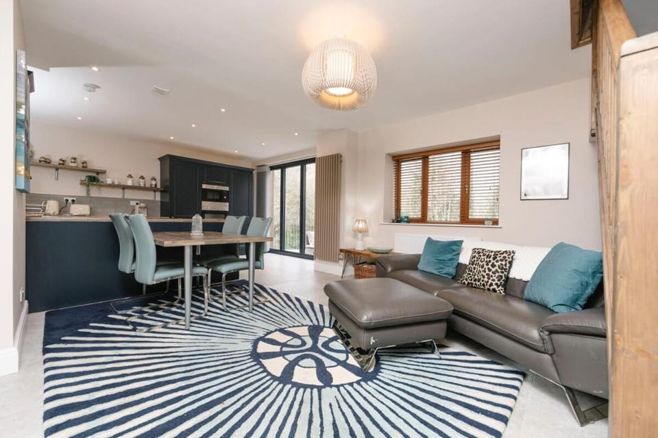 Cwmwbwb Lodge House in Wales