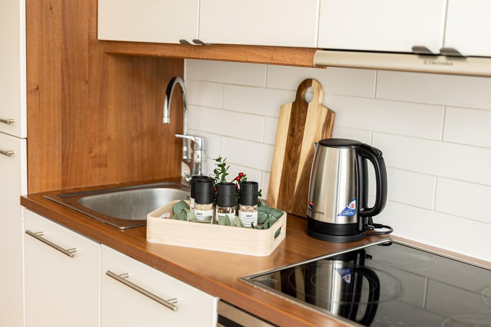 Coffee/tea facilities, Kitchen or kitchenette, stove