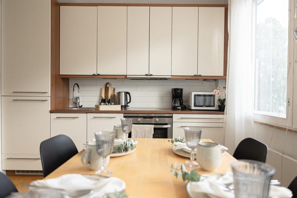 Coffee/tea facilities, Kitchen or kitchenette, Dining area, stove