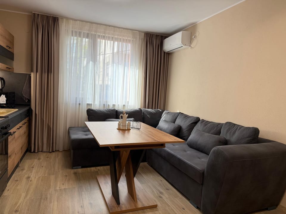 Coffee/tea facilities, Dining area, air conditioner