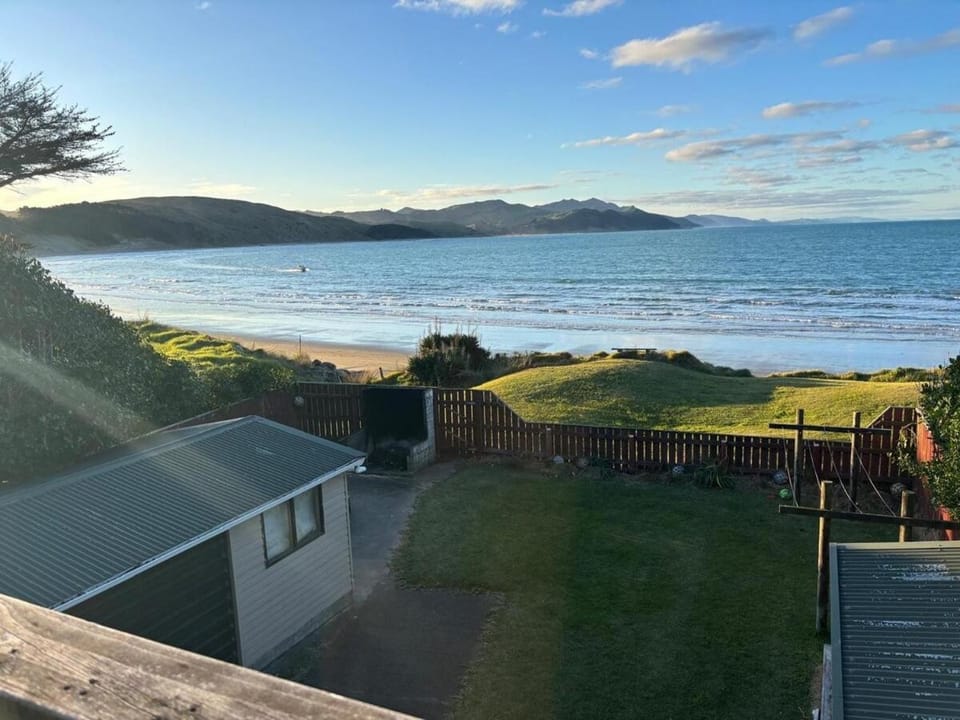Waiwhare on the Beach - Beach Front Property House in Wellington Region