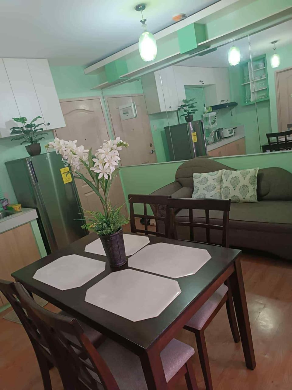 Kitchen or kitchenette, Living room, Seating area, Dining area, minibar, oven, stove