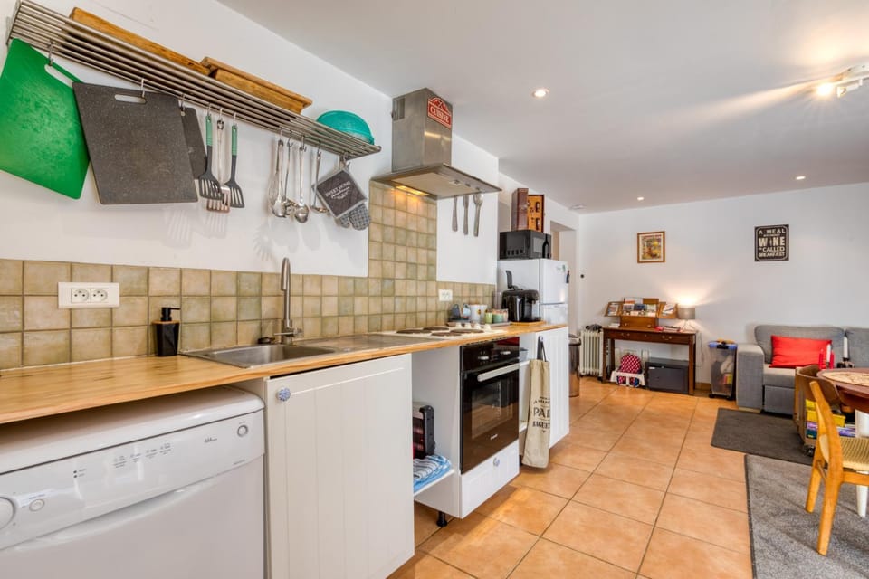Property building, Kitchen or kitchenette, Living room