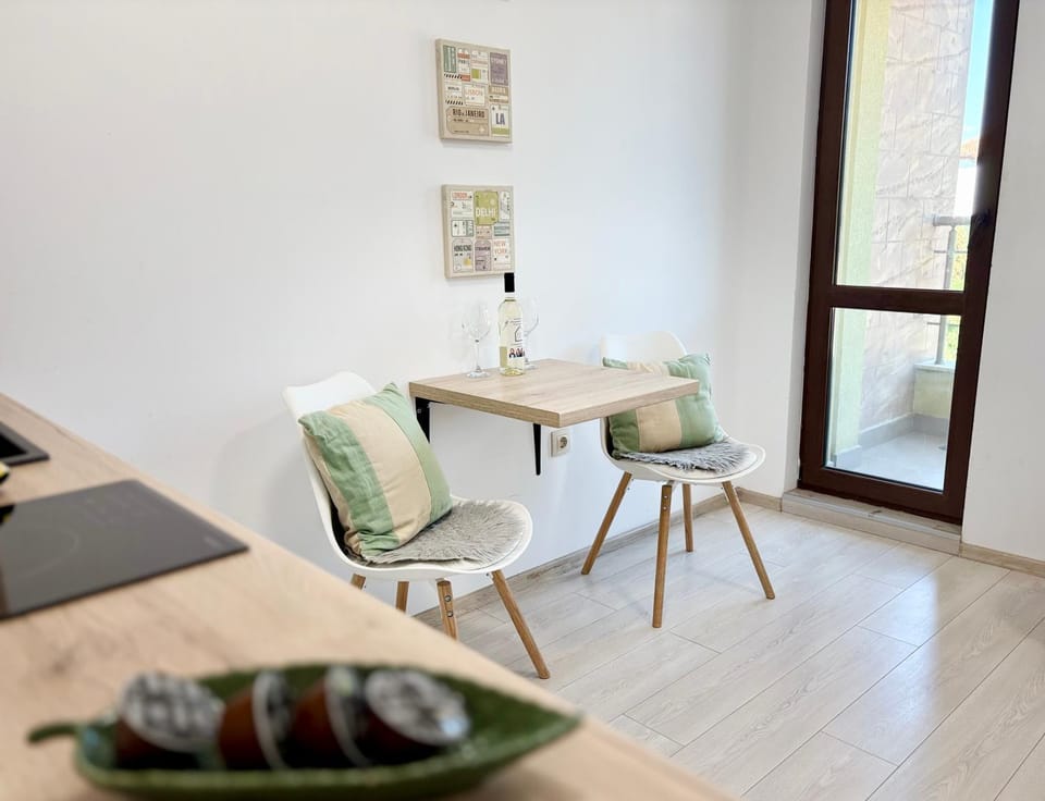 Property building, Dining area, Alcoholic drinks, Alcoholic drinks