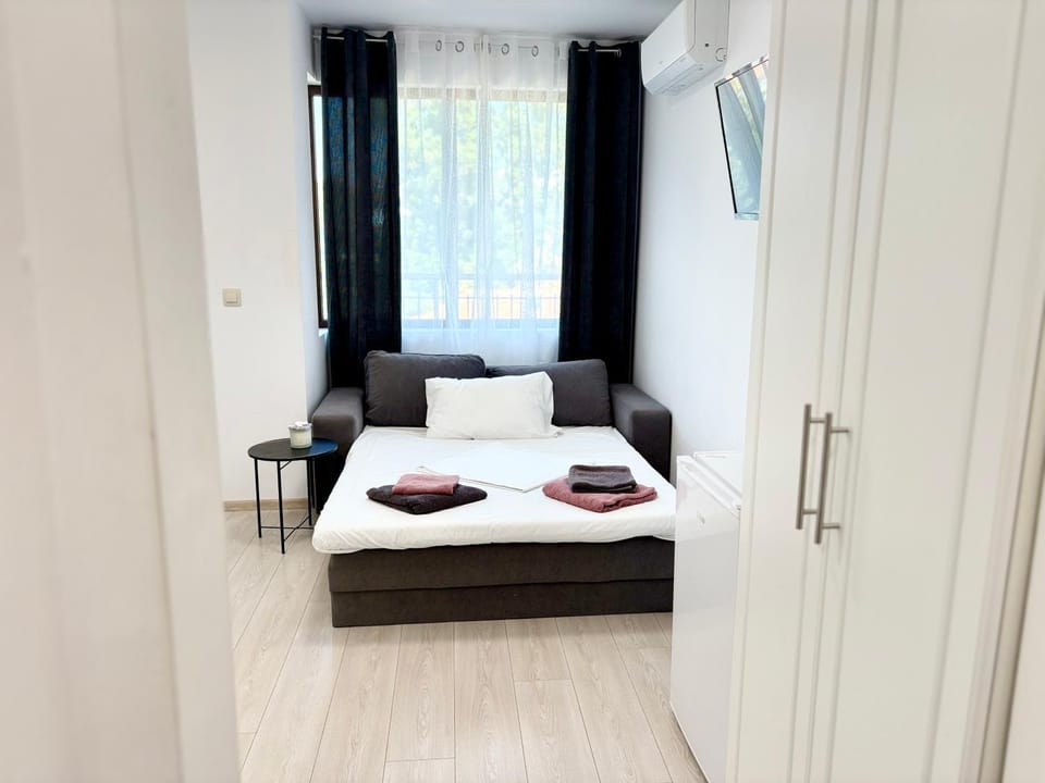 Bed, Bedroom, air conditioner