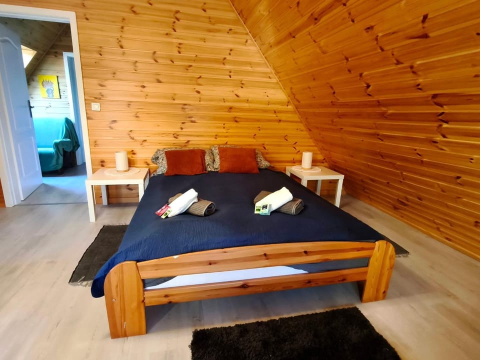 Bed, Photo of the whole room, Bedroom, towels