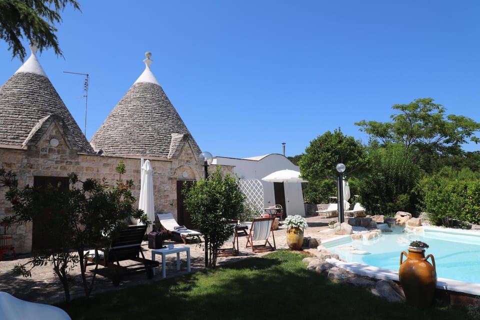 Property building, Swimming pool, sunbed