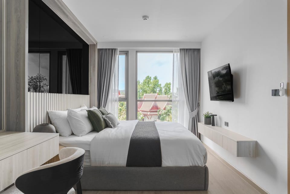 Bed, TV and multimedia, Photo of the whole room, Seating area, Bedroom