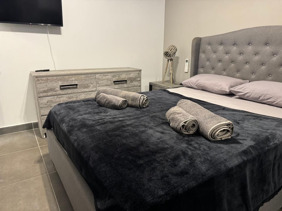 Bed, Bedroom, towels