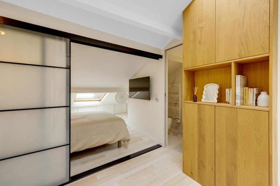 Bed, Photo of the whole room, Bedroom