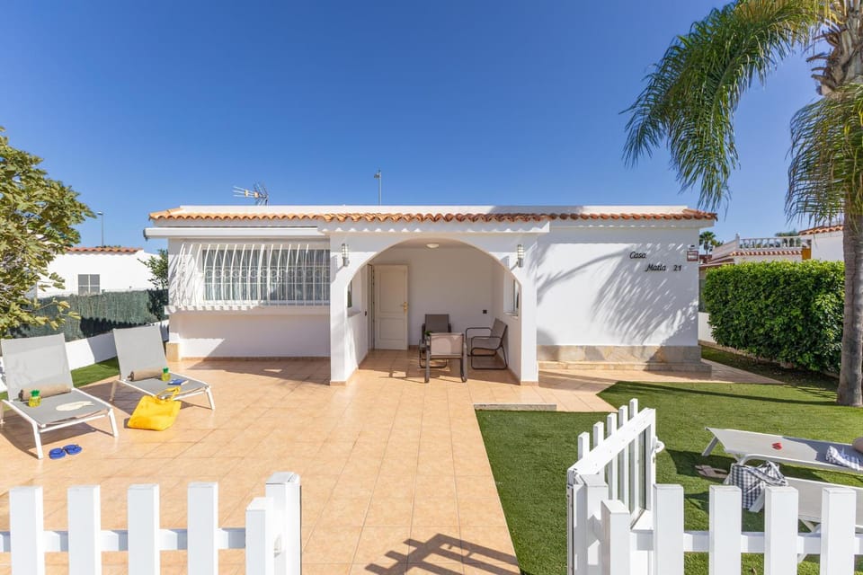 Property building, Day, Garden, Garden view, sunbed