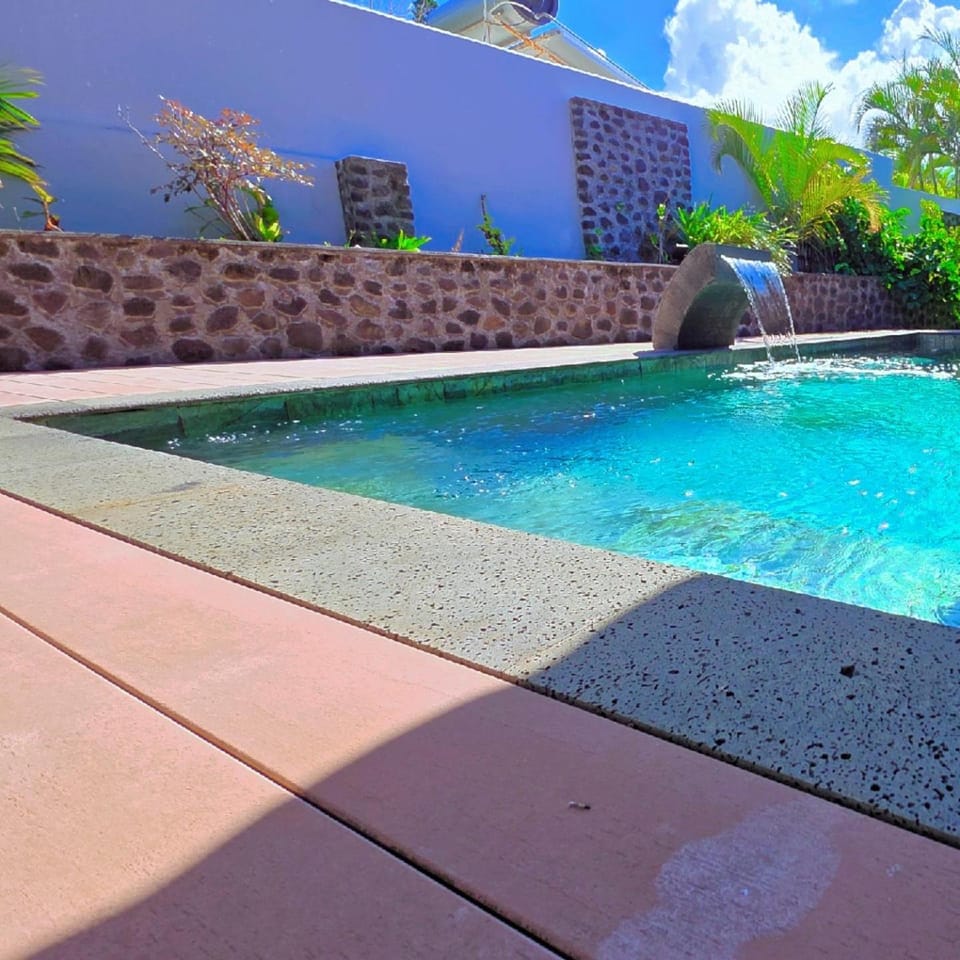 Lilie location Cascade piscine chauffée Villa in Réunion