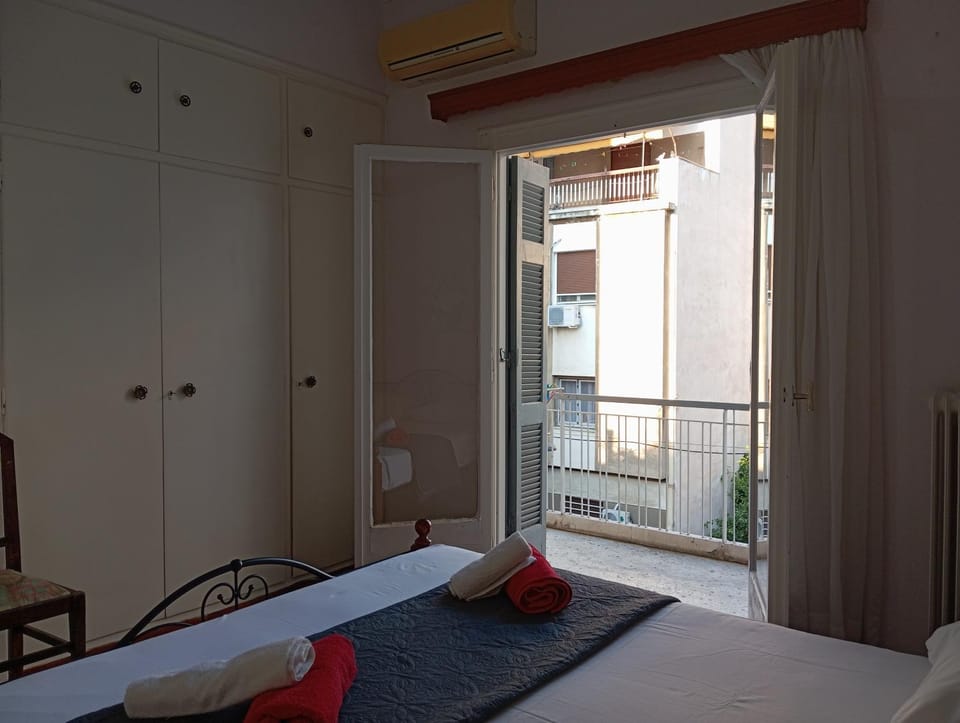 Quiet private room in a dormitory 5' from metro Vacation rental in Athens