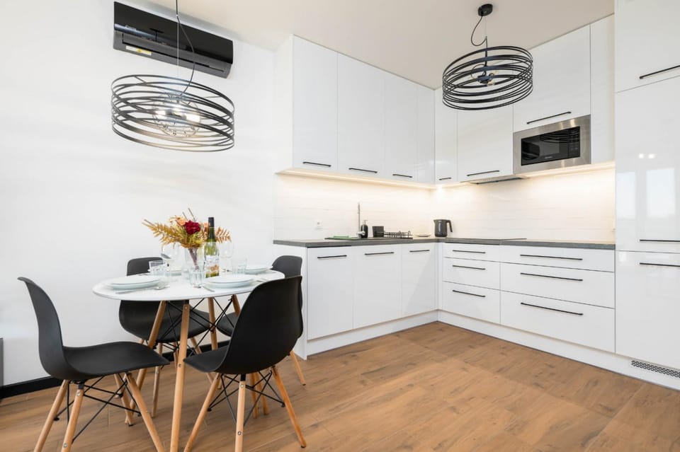 Kitchen or kitchenette, Dining area, stove