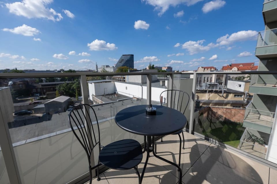 View (from property/room), Balcony/Terrace, City view