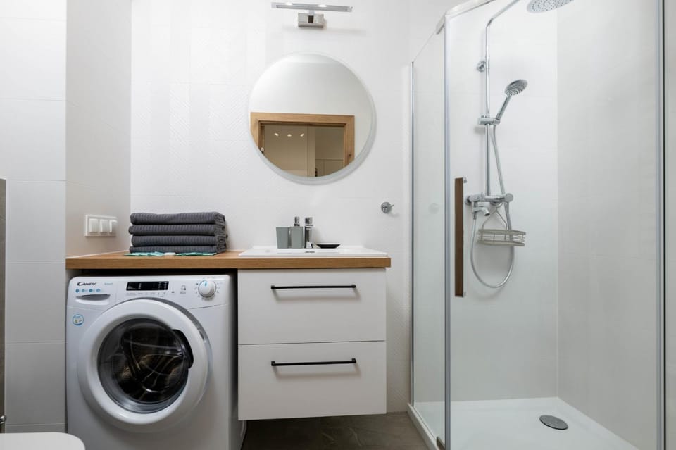 Shower, Bathroom, towels, washing machine