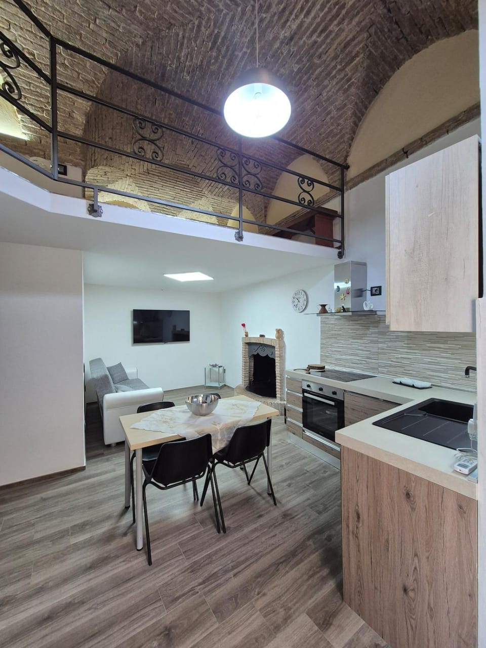 Kitchen or kitchenette, Dining area, oven, stove