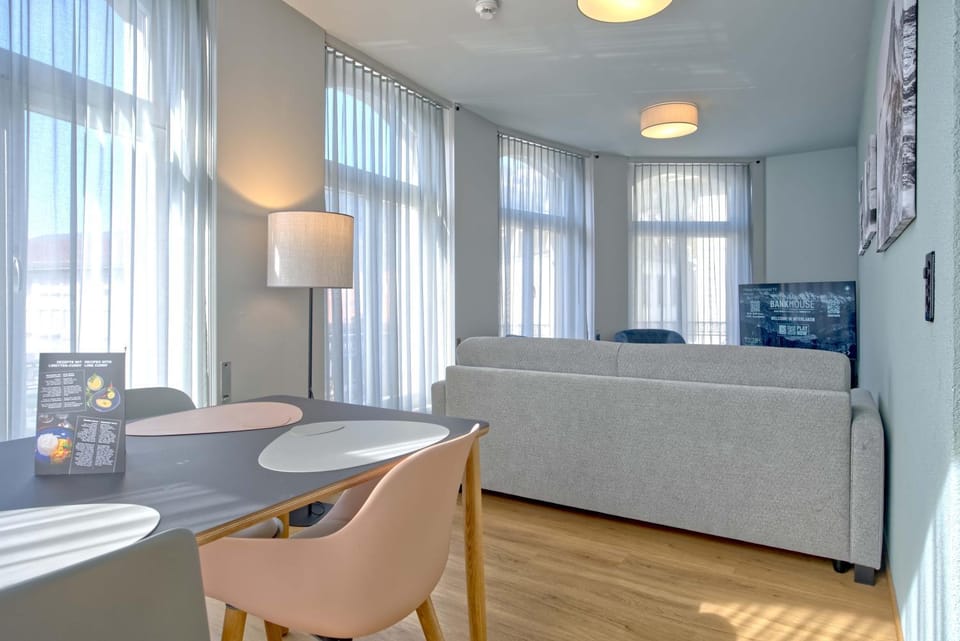 TV and multimedia, Living room, Seating area, Dining area