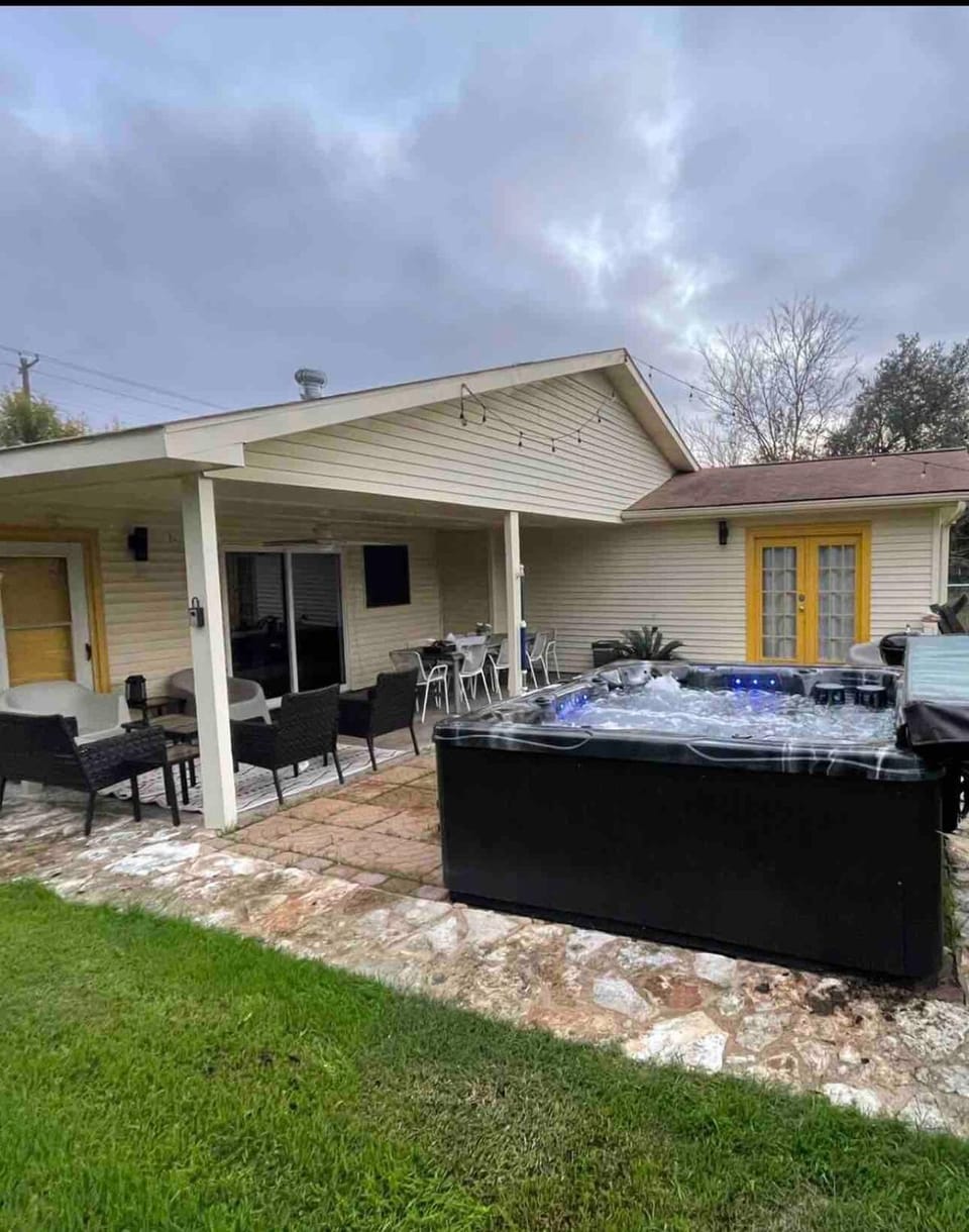 10 Beds, 2 Homes, Hot - Tub Near Downtown! Apartment in South Congress