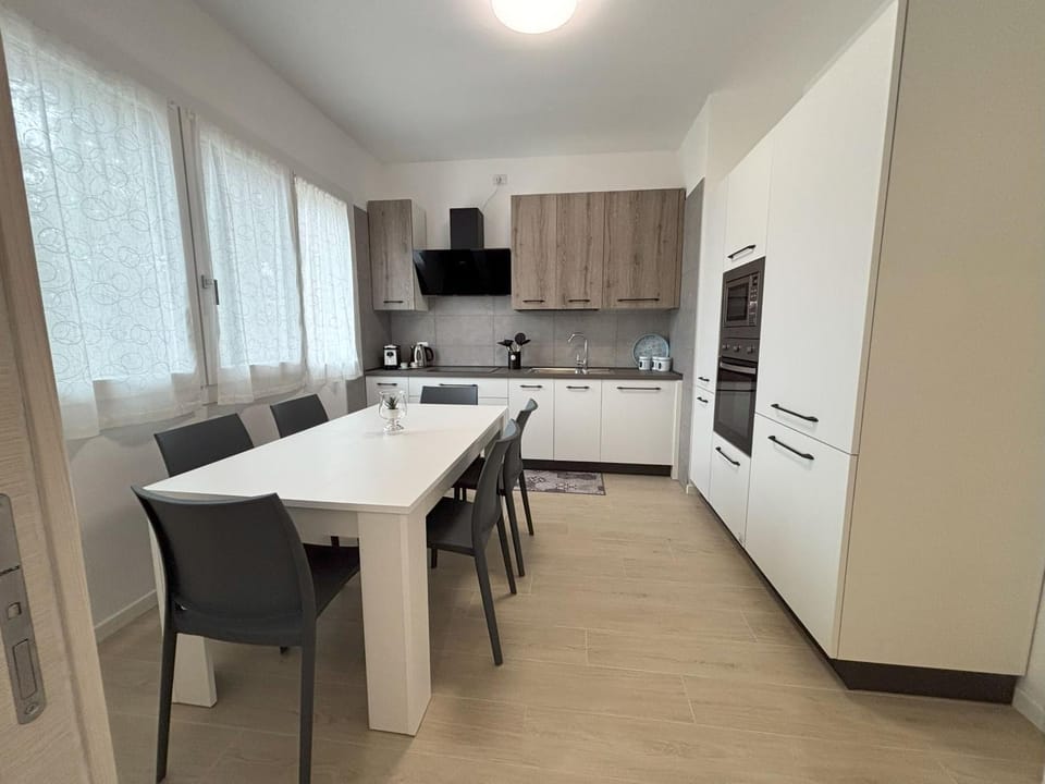 Kitchen or kitchenette, Dining area, oven, stove