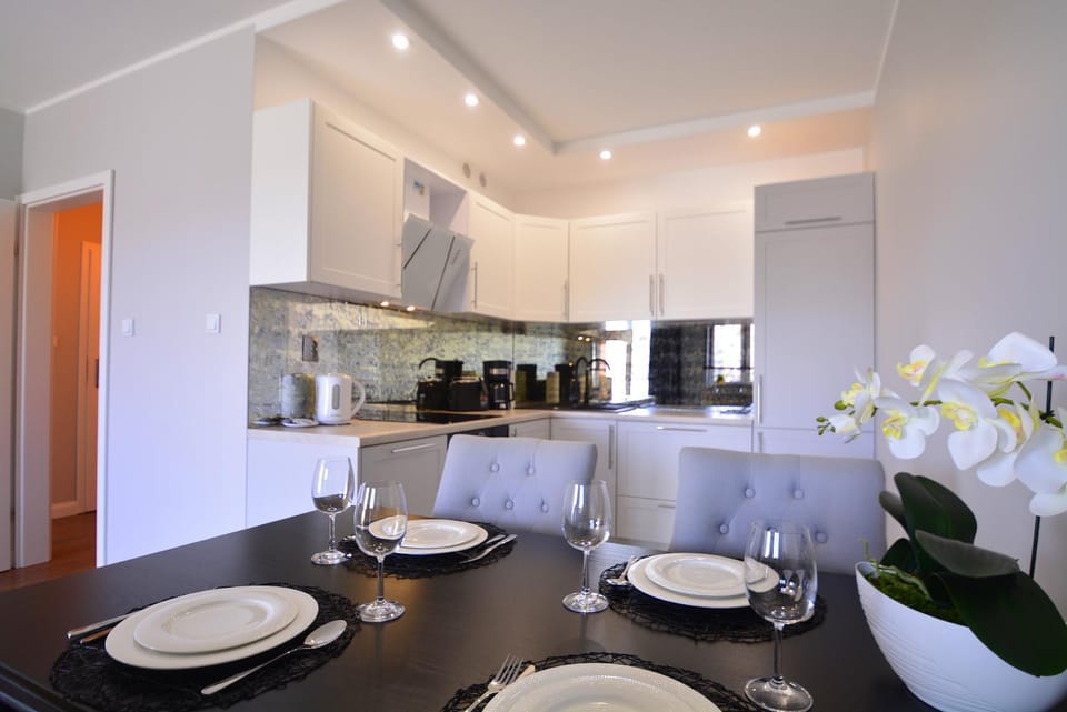 Kitchen or kitchenette, Dining area, stove