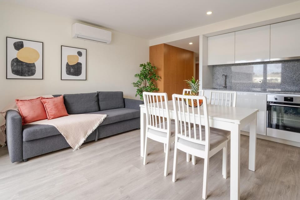 Kitchen or kitchenette, Living room, Seating area, Dining area, oven, stove