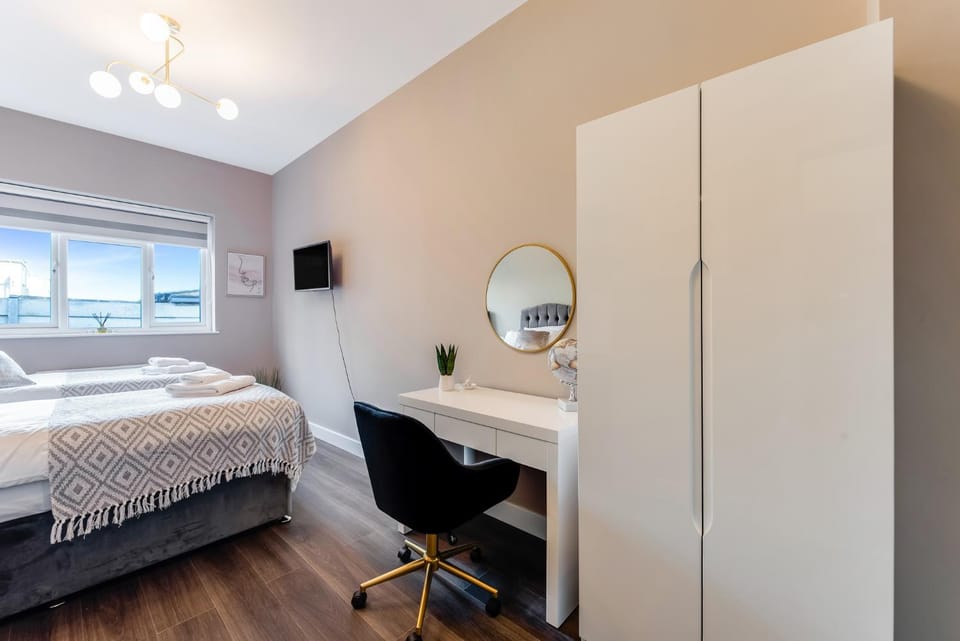Bed, TV and multimedia, wardrobe