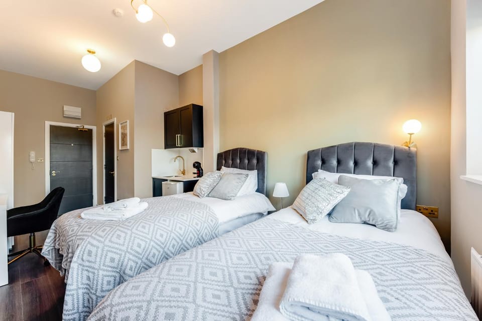 Bed, TV and multimedia, towels