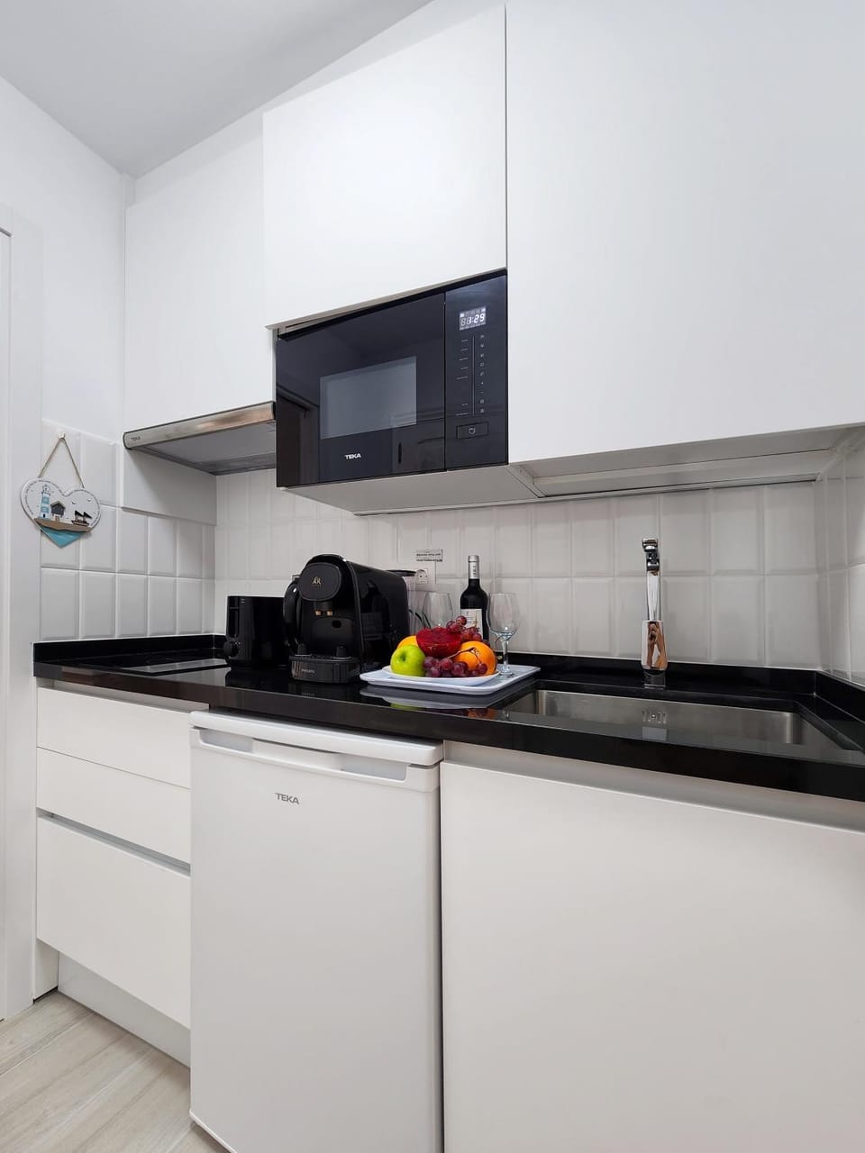Kitchen or kitchenette, minibar, stove
