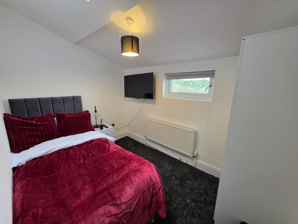 Bed, TV and multimedia, Bedroom