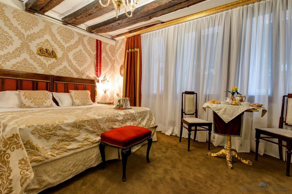 Photo of the whole room, Decorative detail, Bedroom, Drinks, Alcoholic drinks, Non alcoholic drinks