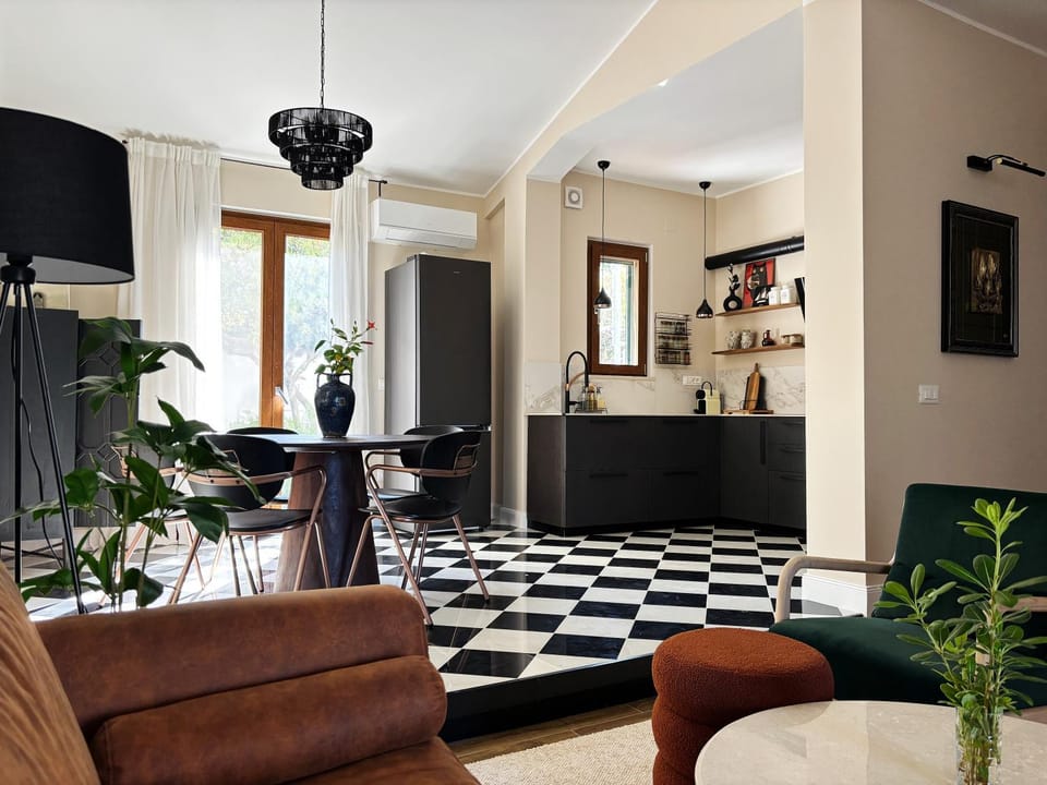 Kitchen or kitchenette, Living room, Seating area, Dining area