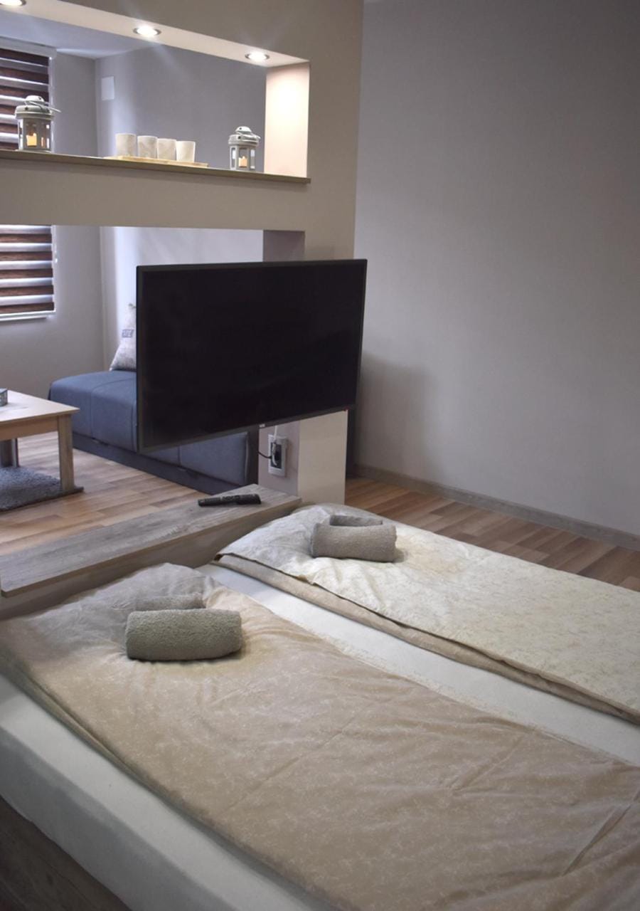 Bed, TV and multimedia, Bedroom