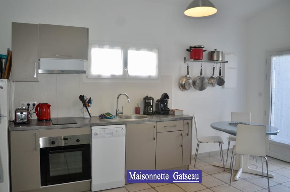 Coffee/tea facilities, Kitchen or kitchenette, Dining area, dishwasher, minibar, pet friendly, stove, toaster, washing machine, kitchen
